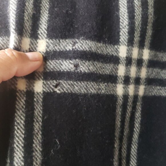 East Boy Lambswool Bla k and White S arf - Picture 4 of 4